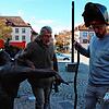 Künstler Gero Hellmuth und Richard Guerrini von der beauftragten Kunstgießerei begutachten den Finger der Patientin.