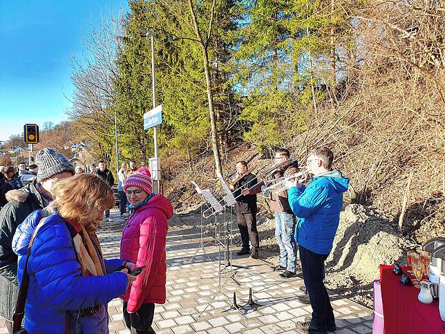Großer Bahnhof mit Musikern des MV Eberfingen bei der Inbetriebnahme des Bahnhalts im Stühlinger Ortsteil. Links, in der dunklen Jacke, ...