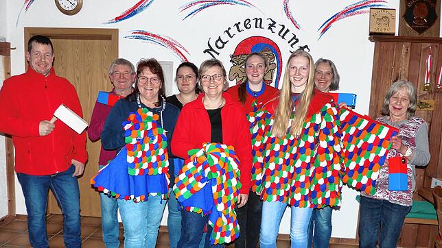 Die fröhlich-fleißige Arbeitsgruppe der Narrenzunft Hü-Ri (von links): Matthias Gisi, Albert Baumeister, Sandra Bors, Annika Schäfer, ...