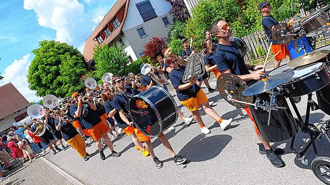 Bild 8: Großer Festumzug am Gmeindshus Oberlauchringen