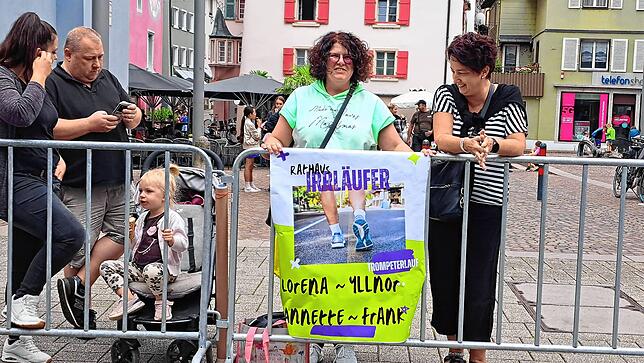 Kolleginnen unterstützen das Bad Säckinger Rathausteam, das auch mitlief.