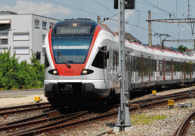 Eine S-Bahn verlässt den Bahnhof Laufenburg in Richtung Basel.