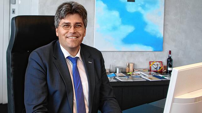 Landrat Martin Kistler am Schreibtisch seines Büros. (Archivbild)