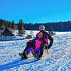 Zu zweit macht es doppelt Spaß. Diese beiden Schlittenfahrern genießen es, dass sie die einzigen Gäste am Schlittenhang am Winterberg ...
