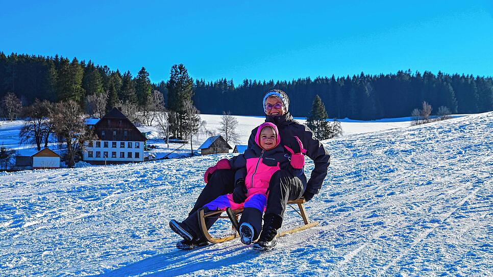 Zu zweit macht es doppelt Spaß. Diese beiden Schlittenfahrern genießen es, dass sie die einzigen Gäste am Schlittenhang am Winterberg ...
