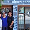 Margot Vogler bedauert die Schließung der Metzgerei in Volkertshausen ebenso wie Bettina Vogler (l.) und Verkäuferin Sabine Ventimiglia ...