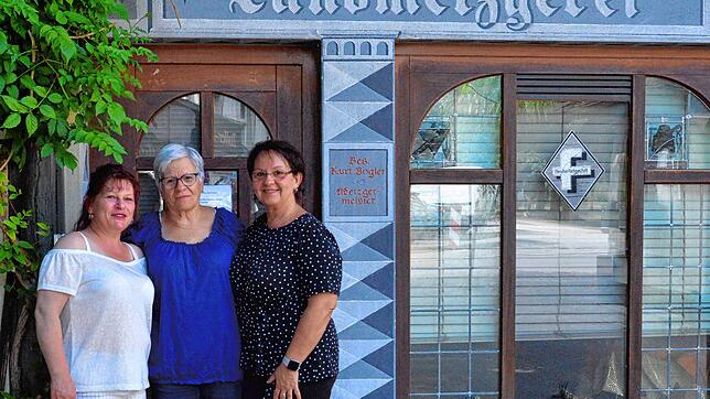 Margot Vogler bedauert die Schließung der Metzgerei in Volkertshausen ebenso wie Bettina Vogler (l.) und Verkäuferin Sabine Ventimiglia ...