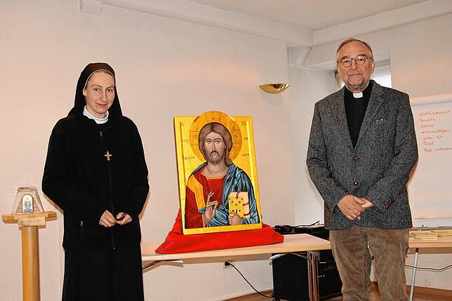 Ikonenmalerin Sr. Maria Natalie Winniger aus Oberalpfen und Pater Hermann-Josef Zoche. Dessen Seelsorgeeinheit Maria Bronnen hat den ...