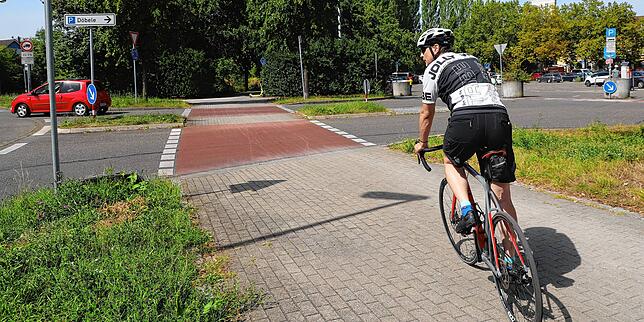 Bei der Ausfahrt zum Döbeleparkplatz haben Radfahrer und Fußgänger Vorfahrt und Autofahrer müssen warten. Dieser Radfahrer schaut zur ...