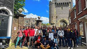 Einundzwanzig Teilnehmer aus Waldshut und vom SV Eschbach machten sich auf den Weg nach England zum Fußballmatch im „Dripping Pan“. ...