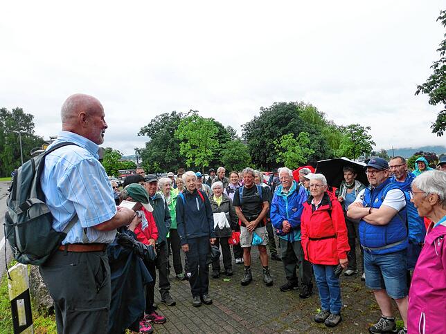 Besammlung der Pilger vor dem Laufenburger Friedhof.