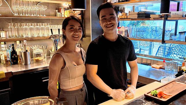 Geschäftsführerin Lin Vo sowie Koch Miso, der nach eigener Aussage in Vietnam eine Ausbildung zum Sushi-Koch absolviert hat, stehen ...