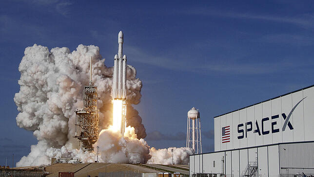 SpaceX hat bereits Erfahrung mit Raketenstarts. Hier hebt in Cape Canaveral (Florida) die Großrakete „Falcon Heavy“ ab.
