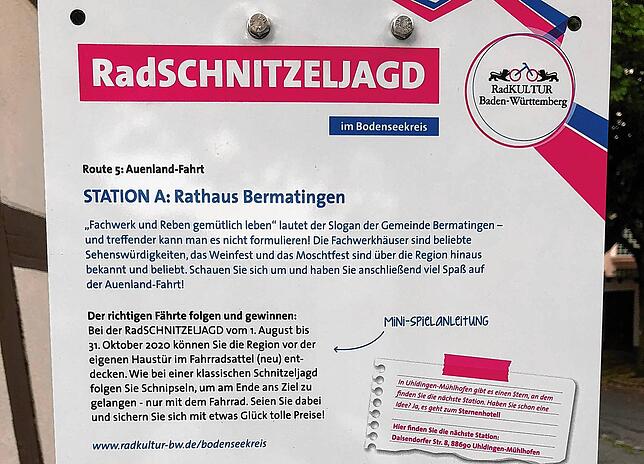 Die Stationschilder der Radschnitzeljagd weisen einem nicht den Weg, sondern bieten auch Wissenswertes.