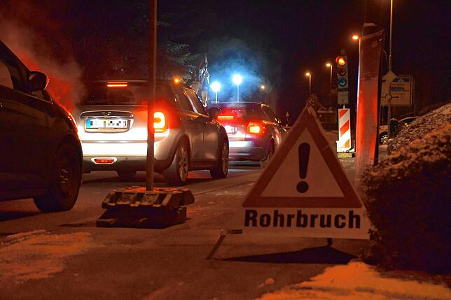 Bild 4: Bilder von der nächtlichen Reparatur eines Wasserrohrbruchs in der Goethestraße