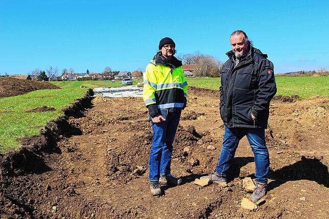 Mathias Nicke vom Landesamt für Denkmalpflege (links) und Armin Höfler von der Engener Firma Archeotask stehen im April 2023 inmitten ...