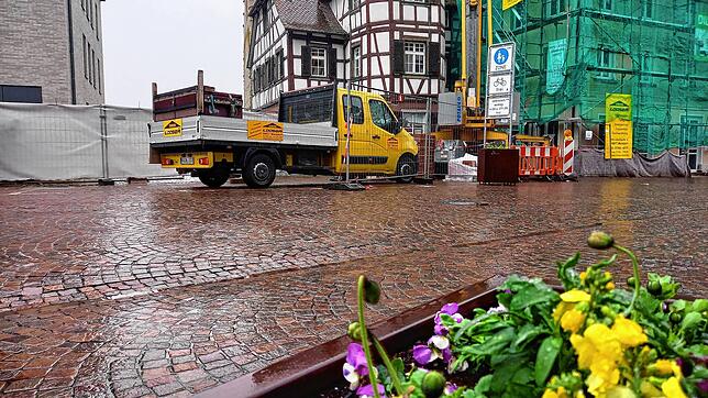 Noch ist der Rathausplatz eine Baustelle. In diesem Bereich zur Rathausseite hin soll die neue Brunnenanlage errichtet werden. Bis zum ...