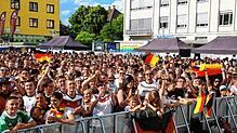 Ein Bild aus der Vergangenheit: Bei der Weltmeisterschaft 2014 herrschte Superstimmung auf dem Rathausplatz, hier vor dem Gruppenspiel ...