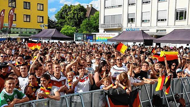 Ein Bild aus der Vergangenheit: Bei der Weltmeisterschaft 2014 herrschte Superstimmung auf dem Rathausplatz, hier vor dem Gruppenspiel ...