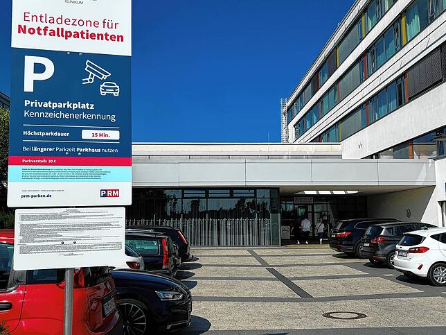 Vor der Notaufnahme darf nur noch für 15 Minuten geparkt werden, sonst wird es teuer. Doch nicht jedem fällt das Schild bei der Einfahrt ...