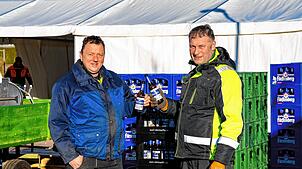 Sie gönnen sich nach dem erfolgreichen Fest beim Abbau des Festzeltes ein Feierabendbier: die beiden Vorstandsmitglieder der ...
