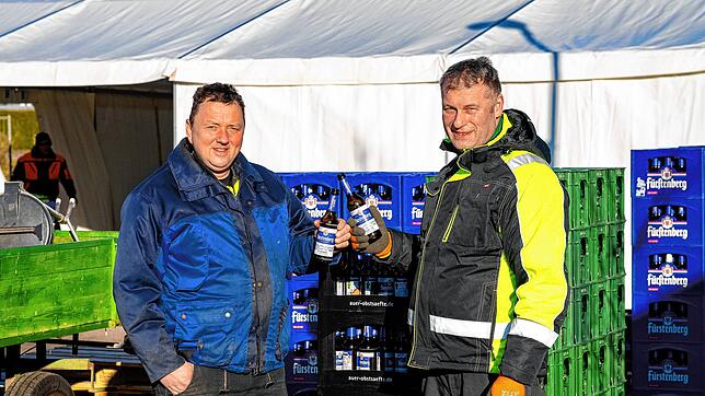 Sie gönnen sich nach dem erfolgreichen Fest beim Abbau des Festzeltes ein Feierabendbier: die beiden Vorstandsmitglieder der ...