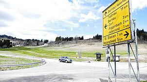 Von der Kreuzung Ortsteil Weierle/L¦149 bis zum Ortsteil Poche wird im Sommer längs der Landesstraße an Wochenenden und Feiertagen Tempo ...