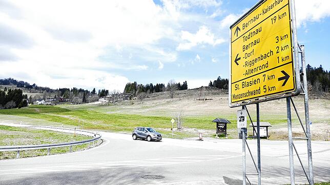 Von der Kreuzung Ortsteil Weierle/L¦149 bis zum Ortsteil Poche wird im Sommer längs der Landesstraße an Wochenenden und Feiertagen Tempo ...