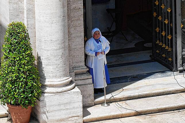 Eine Nonne betet einen Rosenkranz vor der Basilika Santa Maria Maggiore, während Papst Franziskus im kleinen Kreis beigesetzt wird.