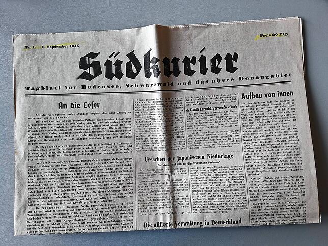 Die erste Ausgabe des SÜDKURIER vom 8. September 1945. Sie kostet 20 Pfennig. Im Editorial „An die Leser“ entwerfen die drei Herausgeber ...