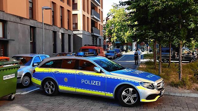 Die Polizei hat den Fundort des Mannes in der Otto-Adam-Straße nahe des Seerheins abgesucht.
