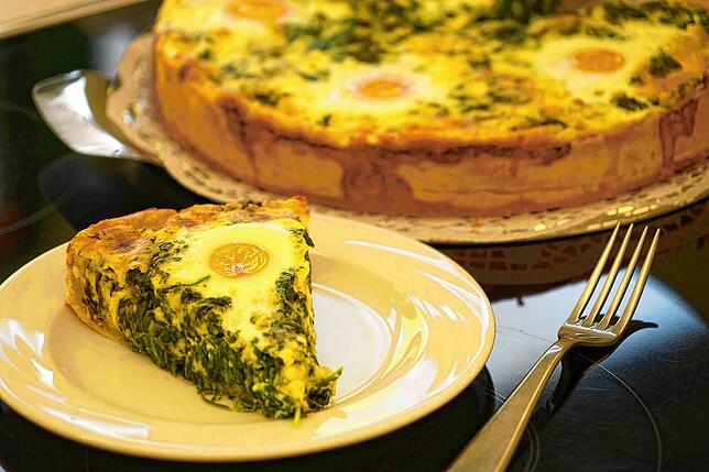 Ein Hingucker: Spiegeleier schmücken die österliche Spinatquiche.