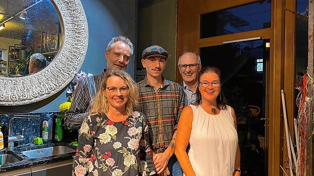 Mit Elisabeth und Alfred Weißmann (v.l.) sowie Verena Kern-Reichert und Hansjörg Reichert (v.r.) hat Julius Mauch (Mitte) Nachfolger für ...