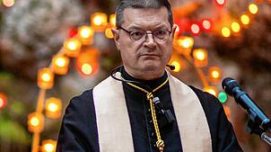 Erzabt Tutilo Burger segnete vor wenigen Tagen bei der Lichterprozession an der Lourdes-Grotte in diesem Jahr die Kräuterbuschen.