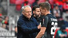 Freiburgs Trainer Christian Streich mit Matthias Ginter. Die Badener reisen mit Sorgen zum Auswärtsspiel bei Borussia Dortmund.