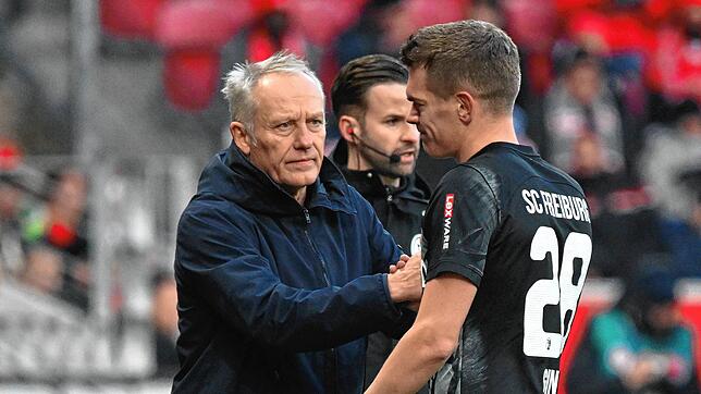 Freiburgs Trainer Christian Streich mit Matthias Ginter. Die Badener reisen mit Sorgen zum Auswärtsspiel bei Borussia Dortmund.
