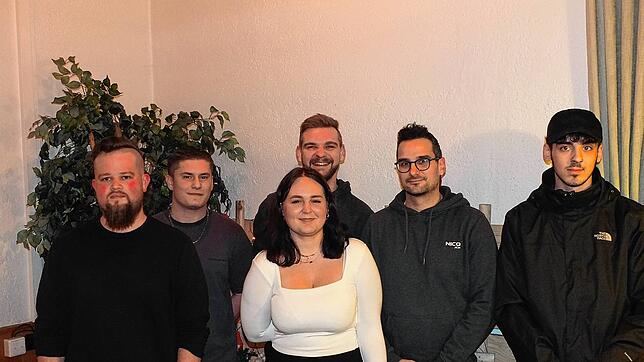 Das neu gewählte Vorstandsteam (von links) mit Endre Scherrer, Denis Helmle, Daniel Gottenmeier, Johanna Glatz, Nicolai Müller und Jared ...