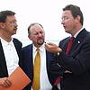 Der damalige Wirtschaftsminister Walter Döring, Richard Drautz (gestorben 2014) und Bürgermeister Heinz Tausendfreund (von links) ...