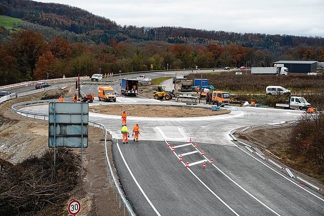 Der Kreisverkehr an der Anschlussstelle der A 98 zur B 314 kann seit Freitagnachmittag befahren werden. Auf dem Bild sind ...