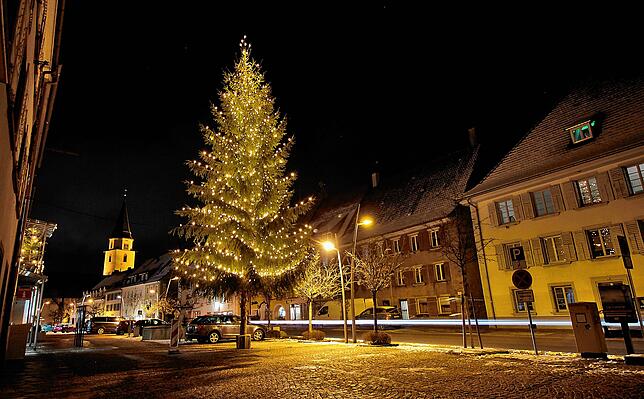 Auch aus etwas anderer Perspektive zeigt sich der Weihnachtsbaum vor dem Hüfinger Rathaus von seiner schönsten Seite. Im Hintergrund ...