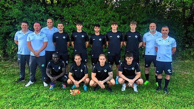 Die Neuzugänge bei der DJK Villingen mit Trainern und Funktionären (hinten von links): Thorsten Waller, Philipp Pfriender, Pierre Wimmer ...