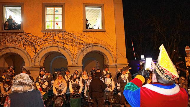 Bild 9: Auf dem Stephansplatz sprühen die Funken &ndash; hier endet die Konstanzer Fasnacht