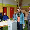Die Wahlhelfer Lothar Spresser, Peter Knoll und Lucas Lallathin und Wähler Regina und Markus Steidle (von links) im Kindergarten in ...
