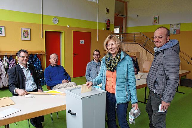Die Wahlhelfer Lothar Spresser, Peter Knoll und Lucas Lallathin und Wähler Regina und Markus Steidle (von links) im Kindergarten in ...