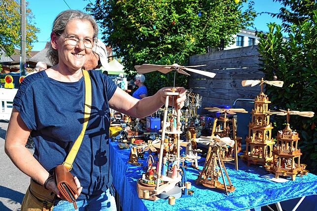 Ulrike Sick freut sich über eine schlicht gearbeitete Weihnachtspyramide aus dem Erzgebirge.
