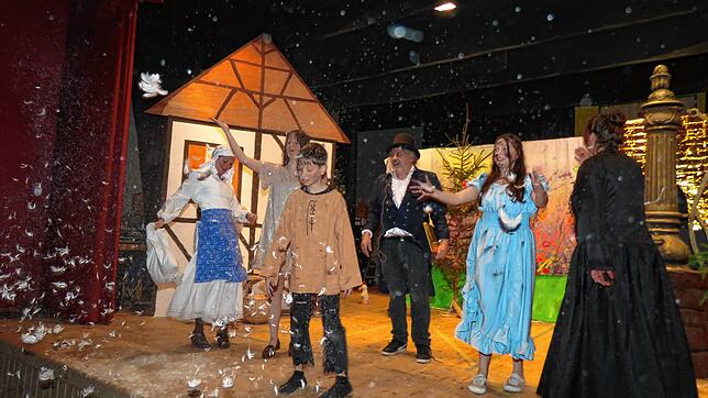 Frau Holle (Alexandra Effinger, von links) sorgt dafür, dass Schnee auf die Erde fällt. Ihre Helfer sind Annika Ehlert (Goldmarie), ...