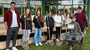 Lehrer Marco Effinger (links) von der Realschule am Salinensee in Bad Dürrheim mit den Schülern der Garten-Arbeitsgemeinschaft am Werk.