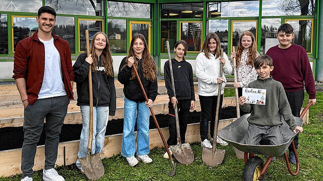 Lehrer Marco Effinger (links) von der Realschule am Salinensee in Bad Dürrheim mit den Schülern der Garten-Arbeitsgemeinschaft am Werk.