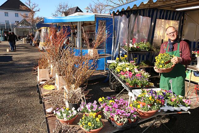 Der Blumenhändler Heinrich Häusler bringt mit seinem farbenfrohen, blühenden Angebot den Frühling auf dem Donaueschinger Wochenmarkt.