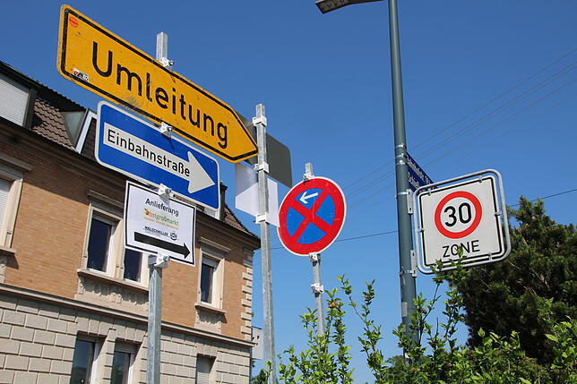 Mehrere Verkehrsschilder weisen vor Ort auf die geänderte Verkehrsführung hin.